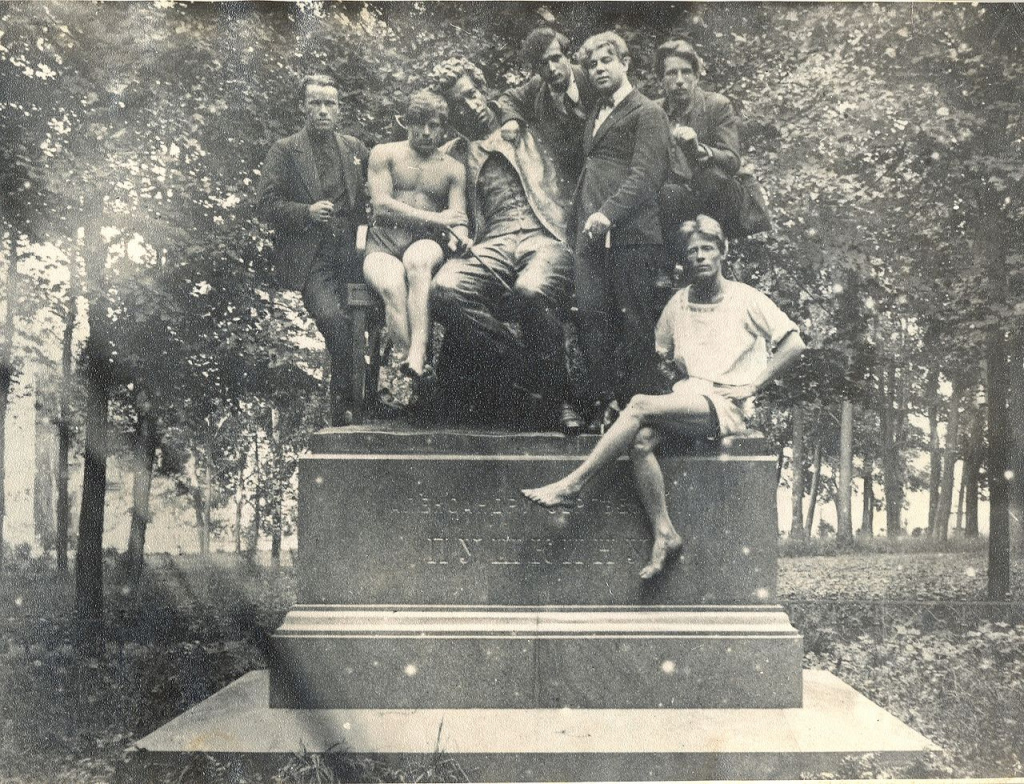 Есенин и Эрлих со студентами Сельхозинститута.1924 Есенин и Эрлих со студентами Сельхозинститута.1924.jpg
